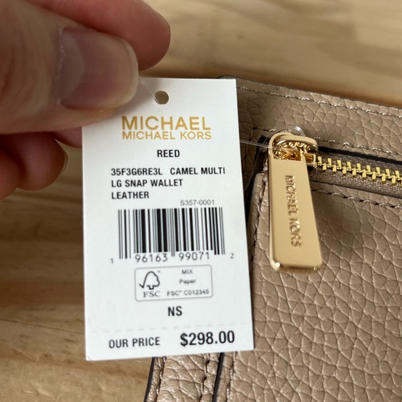 Michael Kors Wallet🎈🎈 - Picture 4 of 8